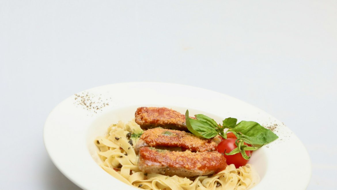 Home-made pasta with roasted tuna