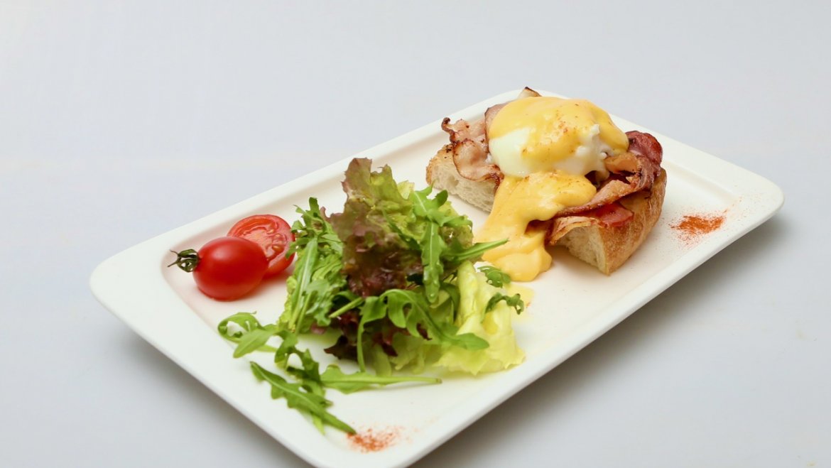 Eggs Benedict with roasted bacon